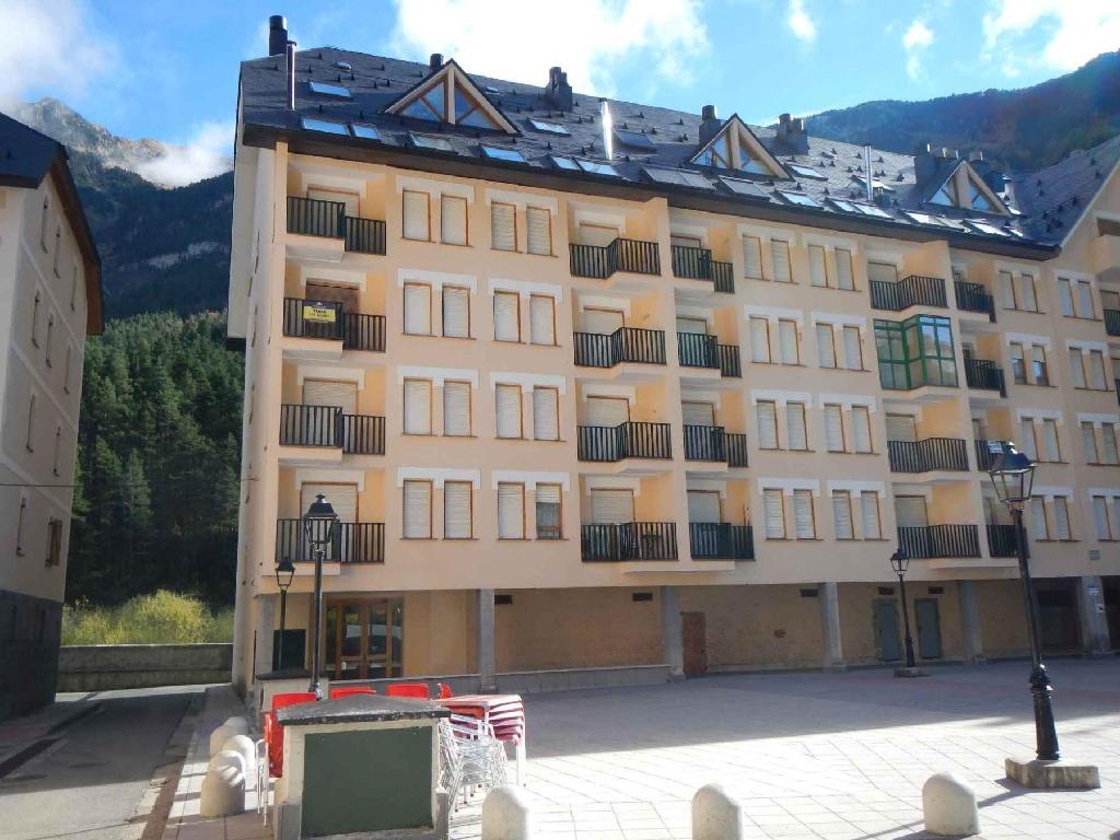8 LOCALES EN CANFRANC (Canfranc)