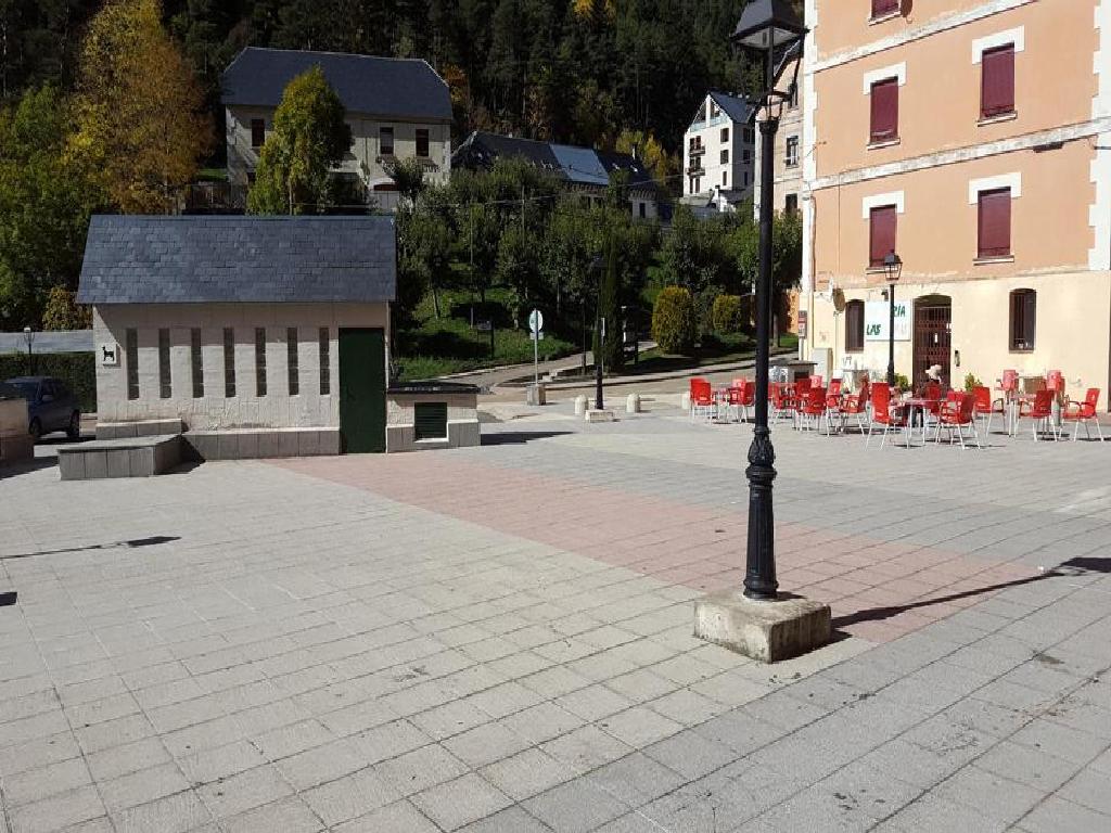 8 LOCALES EN CANFRANC (Canfranc)