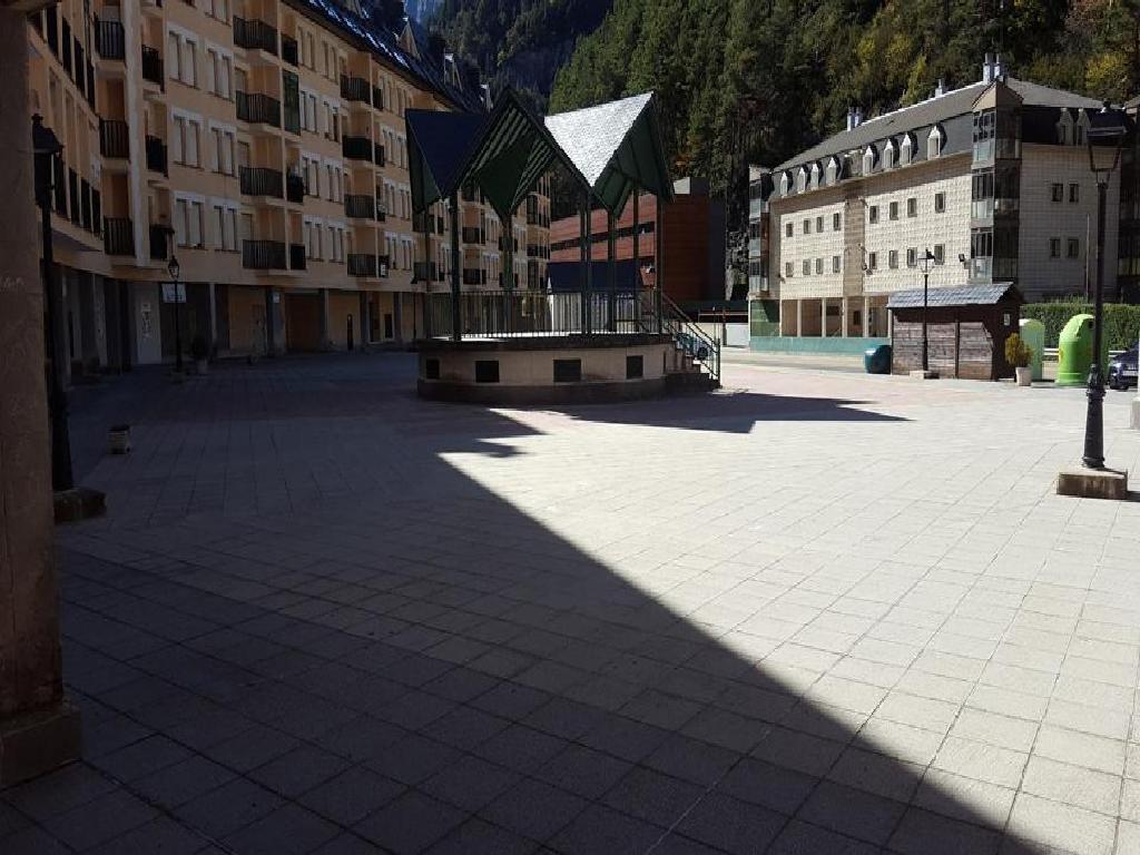8 LOCALES EN CANFRANC (Canfranc)
