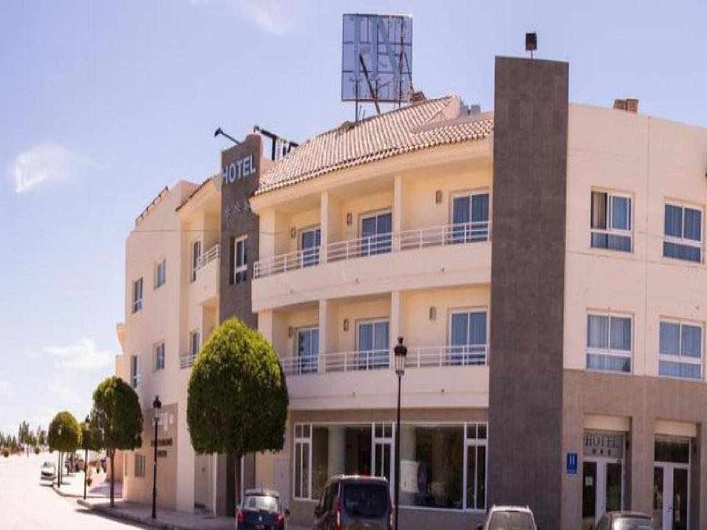 1 HOTEL, 2 LC, 5 VVDAS EN ARMUÑA DE ALMA (Armuña De Almanzora)